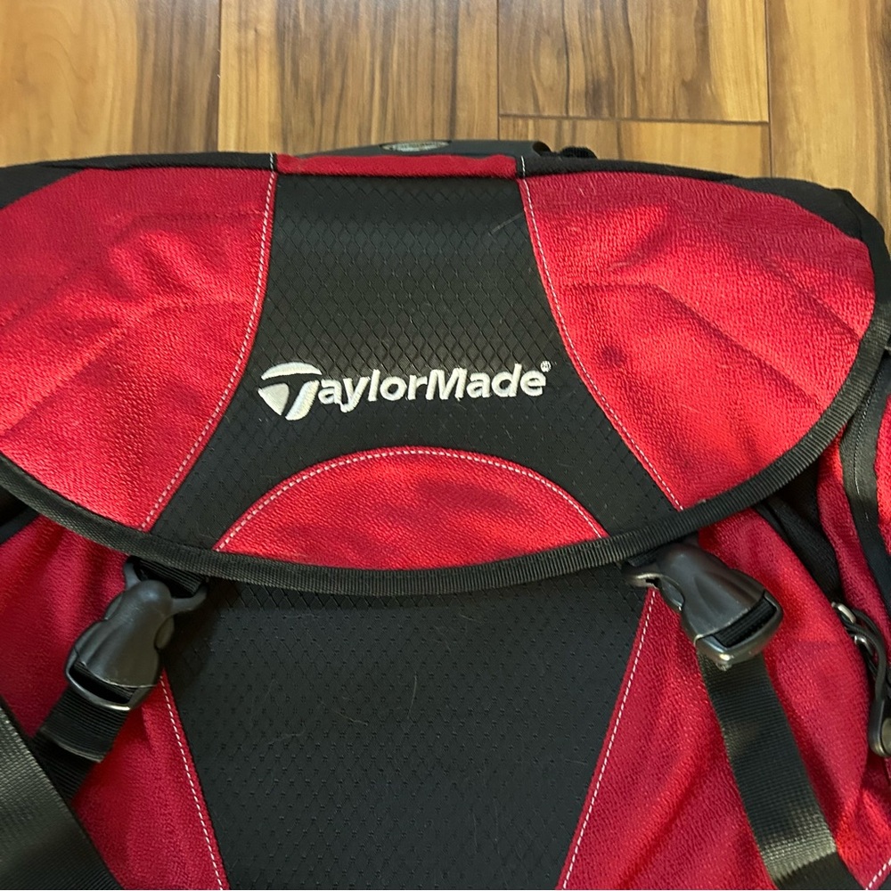 TAYLORMADE BLACK AND RED MESSENGER/GOLF LINED BAG - Picture 6 of 10